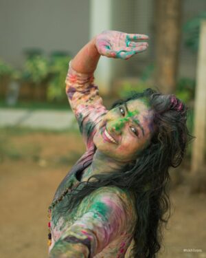 Vishnu Priya Instagram - Messy hands, colourful faces, hearts full of love 🩷🩵💚💜💙🤍♥️ 
.
Our holi celebrations full videos are releasing in our channels today so don’t miss to watch our fun 🤗😂😂 
.
Colourful pictures captured by @nikhilvsns 🩷💜🩷 
.
#holi #holipictures #colours #friends #friendsforever❤️ #friendship #crazy #crazyfamily #crazyfun #photos #photography #neelimeghaalaloo #mahishivan #sidshnu #spreadlove #spreadpositivity #thankyouall