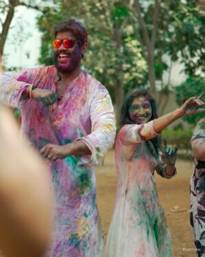 Vishnu Priya Instagram - Messy hands, colourful faces, hearts full of love 🩷🩵💚💜💙🤍♥️ 
.
Our holi celebrations full videos are releasing in our channels today so don’t miss to watch our fun 🤗😂😂 
.
Colourful pictures captured by @nikhilvsns 🩷💜🩷 
.
#holi #holipictures #colours #friends #friendsforever❤️ #friendship #crazy #crazyfamily #crazyfun #photos #photography #neelimeghaalaloo #mahishivan #sidshnu #spreadlove #spreadpositivity #thankyouall