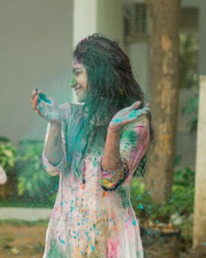 Vishnu Priya Instagram - Messy hands, colourful faces, hearts full of love 🩷🩵💚💜💙🤍♥️ 
.
Our holi celebrations full videos are releasing in our channels today so don’t miss to watch our fun 🤗😂😂 
.
Colourful pictures captured by @nikhilvsns 🩷💜🩷 
.
#holi #holipictures #colours #friends #friendsforever❤️ #friendship #crazy #crazyfamily #crazyfun #photos #photography #neelimeghaalaloo #mahishivan #sidshnu #spreadlove #spreadpositivity #thankyouall