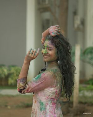 Vishnu Priya Instagram - Messy hands, colourful faces, hearts full of love 🩷🩵💚💜💙🤍♥️ 
.
Our holi celebrations full videos are releasing in our channels today so don’t miss to watch our fun 🤗😂😂 
.
Colourful pictures captured by @nikhilvsns 🩷💜🩷 
.
#holi #holipictures #colours #friends #friendsforever❤️ #friendship #crazy #crazyfamily #crazyfun #photos #photography #neelimeghaalaloo #mahishivan #sidshnu #spreadlove #spreadpositivity #thankyouall