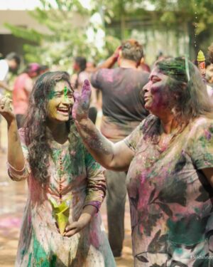 Vishnu Priya Instagram - Messy hands, colourful faces, hearts full of love 🩷🩵💚💜💙🤍♥️ 
.
Our holi celebrations full videos are releasing in our channels today so don’t miss to watch our fun 🤗😂😂 
.
Colourful pictures captured by @nikhilvsns 🩷💜🩷 
.
#holi #holipictures #colours #friends #friendsforever❤️ #friendship #crazy #crazyfamily #crazyfun #photos #photography #neelimeghaalaloo #mahishivan #sidshnu #spreadlove #spreadpositivity #thankyouall