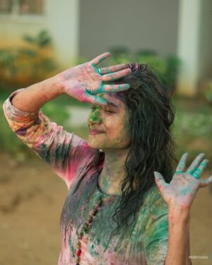 Vishnu Priya Instagram - Messy hands, colourful faces, hearts full of love 🩷🩵💚💜💙🤍♥️ 
.
Our holi celebrations full videos are releasing in our channels today so don’t miss to watch our fun 🤗😂😂 
.
Colourful pictures captured by @nikhilvsns 🩷💜🩷 
.
#holi #holipictures #colours #friends #friendsforever❤️ #friendship #crazy #crazyfamily #crazyfun #photos #photography #neelimeghaalaloo #mahishivan #sidshnu #spreadlove #spreadpositivity #thankyouall
