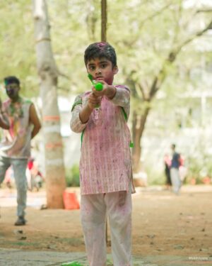 Vishnu Priya Instagram - Messy hands, colourful faces, hearts full of love 🩷🩵💚💜💙🤍♥️ 
.
Our holi celebrations full videos are releasing in our channels today so don’t miss to watch our fun 🤗😂😂 
.
Colourful pictures captured by @nikhilvsns 🩷💜🩷 
.
#holi #holipictures #colours #friends #friendsforever❤️ #friendship #crazy #crazyfamily #crazyfun #photos #photography #neelimeghaalaloo #mahishivan #sidshnu #spreadlove #spreadpositivity #thankyouall