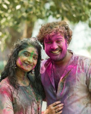 Vishnu Priya Instagram - Messy hands, colourful faces, hearts full of love 🩷🩵💚💜💙🤍♥️ 
.
Our holi celebrations full videos are releasing in our channels today so don’t miss to watch our fun 🤗😂😂 
.
Colourful pictures captured by @nikhilvsns 🩷💜🩷 
.
#holi #holipictures #colours #friends #friendsforever❤️ #friendship #crazy #crazyfamily #crazyfun #photos #photography #neelimeghaalaloo #mahishivan #sidshnu #spreadlove #spreadpositivity #thankyouall