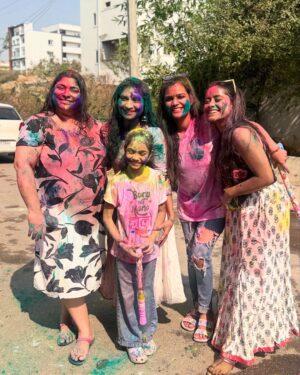 Vishnu Priya Instagram - Messy hands, colourful faces, hearts full of love 🩷🩵💚💜💙🤍♥️ 
.
Our holi celebrations full videos are releasing in our channels today so don’t miss to watch our fun 🤗😂😂 
.
Colourful pictures captured by @nikhilvsns 🩷💜🩷 
.
#holi #holipictures #colours #friends #friendsforever❤️ #friendship #crazy #crazyfamily #crazyfun #photos #photography #neelimeghaalaloo #mahishivan #sidshnu #spreadlove #spreadpositivity #thankyouall