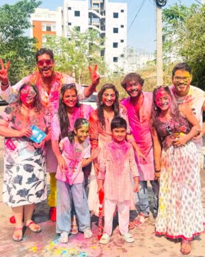 Vishnu Priya Instagram - Messy hands, colourful faces, hearts full of love 🩷🩵💚💜💙🤍♥️ 
.
Our holi celebrations full videos are releasing in our channels today so don’t miss to watch our fun 🤗😂😂 
.
Colourful pictures captured by @nikhilvsns 🩷💜🩷 
.
#holi #holipictures #colours #friends #friendsforever❤️ #friendship #crazy #crazyfamily #crazyfun #photos #photography #neelimeghaalaloo #mahishivan #sidshnu #spreadlove #spreadpositivity #thankyouall