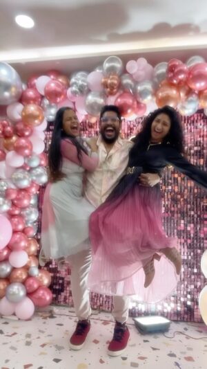 Vishnu Priya Instagram - Bavaaaaaaaa 😂😂😂😂 
.
Dop’s : @shivanag_shivan & @siddhardhvarma_official 😬🙈 
.
Director: @raamimeghna 🤷‍♀️🤩 .
.
Audience: @raammie & @mysticinsoul 😂🤩🙈 
.
#crazycouple #crazy #crazypeople #sidshnu #mahishivan #neelimeghaalaloo #ammaiabbai #spreadpositivity #spreadlove #thankyouall