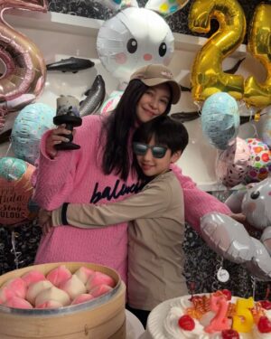 Vivian Hsu Instagram - 時間過的好快

不知不覺過完了第二個25

昨天剛好星期三 戶籍在台北的人
兒童新樂園免費入場 你不知道吧
（不用買票 得意的小確幸🤪）

感恩一路上小翅膀們的陪伴
25 25要感謝的人太多 一言難盡

我一如往常 認真的生活工作著
平凡的日常就是最浪漫的事了

忙著陪小孩 也收到了很多的祝福 
謝謝親愛的大家 感覺時間在倒數
人生還有好多未完成的清單
如果許的願望真的能實現
願平靜、平安、健康
願老天能給我更多的時間
祝我們永保童心 勇敢無畏💛

謝謝兒子1.5小時用心的DIY卡片
他說今年的生日蠟燭要用他做的

#兒童樂園免費入場好浪漫
#陪兒子坐我最害怕的雲霄飛車很浪漫
#徐媽母難日家人都在身邊很浪漫
#手寫卡片很浪漫#兒子做的生日蠟燭很浪漫 
#姐妹們陪在身邊很浪漫
#一起邁向下一個25

日本語バージョンはビビアン・スー公式X（旧Twitter）【VivianHsu Official】をご覧ください。公式LINEアカウント【@vivianhsu】もよろしくお願いします。