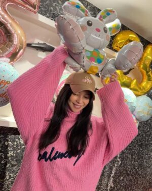 Vivian Hsu Instagram - 時間過的好快

不知不覺過完了第二個25

昨天剛好星期三 戶籍在台北的人
兒童新樂園免費入場 你不知道吧
（不用買票 得意的小確幸🤪）

感恩一路上小翅膀們的陪伴
25 25要感謝的人太多 一言難盡

我一如往常 認真的生活工作著
平凡的日常就是最浪漫的事了

忙著陪小孩 也收到了很多的祝福 
謝謝親愛的大家 感覺時間在倒數
人生還有好多未完成的清單
如果許的願望真的能實現
願平靜、平安、健康
願老天能給我更多的時間
祝我們永保童心 勇敢無畏💛

謝謝兒子1.5小時用心的DIY卡片
他說今年的生日蠟燭要用他做的

#兒童樂園免費入場好浪漫
#陪兒子坐我最害怕的雲霄飛車很浪漫
#徐媽母難日家人都在身邊很浪漫
#手寫卡片很浪漫#兒子做的生日蠟燭很浪漫 
#姐妹們陪在身邊很浪漫
#一起邁向下一個25

日本語バージョンはビビアン・スー公式X（旧Twitter）【VivianHsu Official】をご覧ください。公式LINEアカウント【@vivianhsu】もよろしくお願いします。