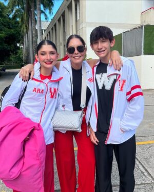 Viviana Gibelli Instagram - Domingo gaitero ❤️ con mis Costillas

Hoy los llevo tras bastidores ➡️ Acompáñame…

@gaitaswashington @aranzaakinin  @sebasakinin 

#aranzaysebastian  #lomejordemividaas #mamagaitera #festivaldegaitas