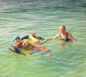 Viviana Gibelli Instagram - Hoy ordenando fotos en la compu me apareció esta belleza de recuerdo!!! 

Fue en Morrocoy, unos cuantos añitos atrás…

El es Brandom mi primer Golden, mi amigo por 13 años. No se pelaba una playa 😂🏝️ Lo recuerdo nadando entre las lanchas y cuando estaba cansado se montaba conmigo en el flotador 🛟 y podía estar todo el día feliz allí. Te extraño vale!!!

Pero más extraño a quien encontré junto a nosotros en estas fotos del viaje: a mi PAPÁ Caray viejo ya van 14 años sin ti… Ahora entiendo tanto cuando me decías que el mejor regalo era pasar tiempo con tus hijos. 

Otro día les muestro el chorro de fotos que he rescatado y he devuelto a mi memoria ❤️

#TBT