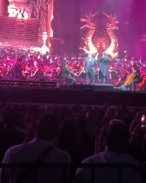 Viviana Gibelli Instagram - Un resumen de una noche mágica con @andreabocelliofficial 

Bravo!!! @nellaoficial  Tu voz fue otro regalo para todos. 

Nuestra Orquesta Sinfónica Simón Bolivar junto a Bocelli y un público que valoró este momento y quería más 👏👏👏

Mis Costillas?? Claro que me acompañaron…  Y yo feliz!!! Saben que esta música me conecta con su abuelo. Como pensé en ti papi. Te dediqué Nessun Dorma ❤️

Muy buena organización y espectáculo @invershow  @mitickera @grupotuandamio 

#andreabocelli