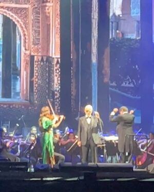 Viviana Gibelli Instagram - Un resumen de una noche mágica con @andreabocelliofficial 

Bravo!!! @nellaoficial  Tu voz fue otro regalo para todos. 

Nuestra Orquesta Sinfónica Simón Bolivar junto a Bocelli y un público que valoró este momento y quería más 👏👏👏

Mis Costillas?? Claro que me acompañaron…  Y yo feliz!!! Saben que esta música me conecta con su abuelo. Como pensé en ti papi. Te dediqué Nessun Dorma ❤️

Muy buena organización y espectáculo @invershow  @mitickera @grupotuandamio 

#andreabocelli