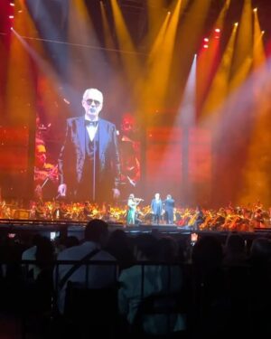 Viviana Gibelli Instagram - Un resumen de una noche mágica con @andreabocelliofficial 

Bravo!!! @nellaoficial  Tu voz fue otro regalo para todos. 

Nuestra Orquesta Sinfónica Simón Bolivar junto a Bocelli y un público que valoró este momento y quería más 👏👏👏

Mis Costillas?? Claro que me acompañaron…  Y yo feliz!!! Saben que esta música me conecta con su abuelo. Como pensé en ti papi. Te dediqué Nessun Dorma ❤️

Muy buena organización y espectáculo @invershow  @mitickera @grupotuandamio 

#andreabocelli