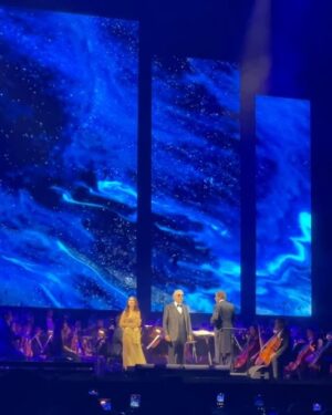 Viviana Gibelli Instagram - Un resumen de una noche mágica con @andreabocelliofficial 

Bravo!!! @nellaoficial  Tu voz fue otro regalo para todos. 

Nuestra Orquesta Sinfónica Simón Bolivar junto a Bocelli y un público que valoró este momento y quería más 👏👏👏

Mis Costillas?? Claro que me acompañaron…  Y yo feliz!!! Saben que esta música me conecta con su abuelo. Como pensé en ti papi. Te dediqué Nessun Dorma ❤️

Muy buena organización y espectáculo @invershow  @mitickera @grupotuandamio 

#andreabocelli