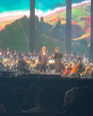 Viviana Gibelli Instagram - Un resumen de una noche mágica con @andreabocelliofficial 

Bravo!!! @nellaoficial  Tu voz fue otro regalo para todos. 

Nuestra Orquesta Sinfónica Simón Bolivar junto a Bocelli y un público que valoró este momento y quería más 👏👏👏

Mis Costillas?? Claro que me acompañaron…  Y yo feliz!!! Saben que esta música me conecta con su abuelo. Como pensé en ti papi. Te dediqué Nessun Dorma ❤️

Muy buena organización y espectáculo @invershow  @mitickera @grupotuandamio 

#andreabocelli