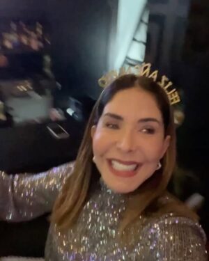 Viviana Gibelli Instagram - ✨MIS MOMENTOS DE ANOCHE. Desliza ➡️

-Entre abrazos y 🍇… Así despedimos el año.

- Creo que haber hecho “La Guerra de los Sexos”15 años me dejó ciertas habilidades 🤣 

- No se si fue “La lengua de suegra” que estaba rota, torcida o la fue la presbicia 🤓 ¿Qué dicen ustedes? 

-En mi familia hay muchos Chamos y de verdad cuadrar estos juegos fue lo máximo!! 💯 recomendados, así sean puros adultos.

- Este año no lloré. Ustedes saben que entre uvas y abrazos siempre cabe una lagrimita de sentimiento… Esta vez con mucha alegría, esperanza y agradecimiento abrace el momento. Vivir el presente, es lo que realmente tenemos.

- Ese deseo que tenemos en común como Venezolanos estaba en mis uvas y se que en las de ustedes también.

- Que mis hijos recuerden la unión en familia, nuestras tradiciones, el amor y como un abrazo de fin de año te recarga de Oxitocina para comenzar el nuevo.

-Yo soy la “Tía Pachi” así me llaman desde chamitos

- Nada como la bulla de la familia. Esa es la música de este post…🎶🎵y el mejor soundtrack de mi vida. 

- Los Amo ❤️ Que todos tengamos un año Poderoso, cargado de buenas noticias y mucha salud para poder disfrutarlo.

- FELIZ 2025 🫶🤗✨

#felizañonuevo #2025 #familia #aranzaysebastian  #lomejordemividaas