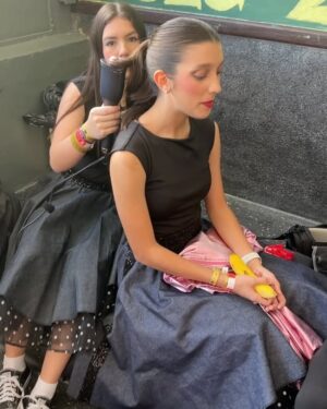 Viviana Gibelli Instagram - Domingo gaitero ❤️ con mis Costillas

Hoy los llevo tras bastidores ➡️ Acompáñame…

@gaitaswashington @aranzaakinin  @sebasakinin 

#aranzaysebastian  #lomejordemividaas #mamagaitera #festivaldegaitas