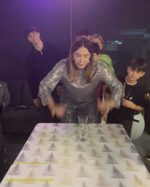 Viviana Gibelli Instagram - ✨MIS MOMENTOS DE ANOCHE. Desliza ➡️

-Entre abrazos y 🍇… Así despedimos el año.

- Creo que haber hecho “La Guerra de los Sexos”15 años me dejó ciertas habilidades 🤣 

- No se si fue “La lengua de suegra” que estaba rota, torcida o la fue la presbicia 🤓 ¿Qué dicen ustedes? 

-En mi familia hay muchos Chamos y de verdad cuadrar estos juegos fue lo máximo!! 💯 recomendados, así sean puros adultos.

- Este año no lloré. Ustedes saben que entre uvas y abrazos siempre cabe una lagrimita de sentimiento… Esta vez con mucha alegría, esperanza y agradecimiento abrace el momento. Vivir el presente, es lo que realmente tenemos.

- Ese deseo que tenemos en común como Venezolanos estaba en mis uvas y se que en las de ustedes también.

- Que mis hijos recuerden la unión en familia, nuestras tradiciones, el amor y como un abrazo de fin de año te recarga de Oxitocina para comenzar el nuevo.

-Yo soy la “Tía Pachi” así me llaman desde chamitos

- Nada como la bulla de la familia. Esa es la música de este post…🎶🎵y el mejor soundtrack de mi vida. 

- Los Amo ❤️ Que todos tengamos un año Poderoso, cargado de buenas noticias y mucha salud para poder disfrutarlo.

- FELIZ 2025 🫶🤗✨

#felizañonuevo #2025 #familia #aranzaysebastian  #lomejordemividaas