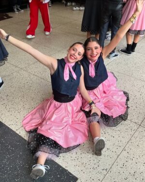 Viviana Gibelli Instagram - Domingo gaitero ❤️ con mis Costillas

Hoy los llevo tras bastidores ➡️ Acompáñame…

@gaitaswashington @aranzaakinin  @sebasakinin 

#aranzaysebastian  #lomejordemividaas #mamagaitera #festivaldegaitas