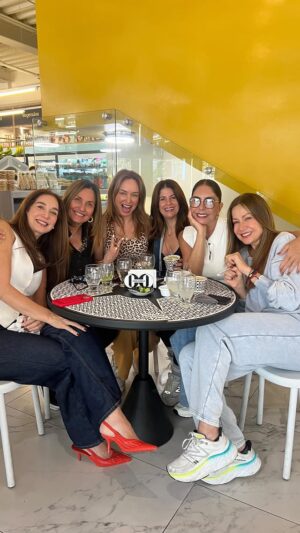 Viviana Gibelli Instagram - Un mensaje para ti y tus amigas… Nuestro compromiso mensual‼️

Taguea a tus besties ❤️

Nuestro lugar de encuentro de hoy 
@casacanela.ve 

@nohelyarteaga @villamizarsonia @romeroadriana @vazquezbeatriz @mariantoduque @doramazzone