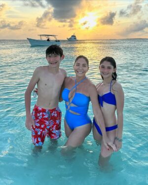 Viviana Gibelli Instagram - Desde que era niña, la playa siempre ha sido mi lugar feliz. Creo que mis mejores recuerdos en familia han sido siempre cerca del mar.

Hoy sigo sumando momentos… 

Chapuzones, pescadito frito, sobrinos, atardeceres, sobrinos nietos, risas, abrazos, conversas, recuerdos y ese mar… 

Regresar a la posada con el atardecer, la sal pegada al cuerpo y el cabello enredado… 

Agradeciendo cada segundo. 

Así mi día… Lo comparto con ustedes…

#aranzaysebastian  #lomejordemividaas