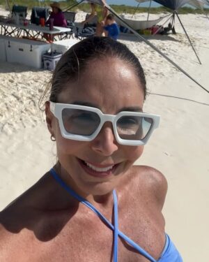 Viviana Gibelli Instagram - Desde que era niña, la playa siempre ha sido mi lugar feliz. Creo que mis mejores recuerdos en familia han sido siempre cerca del mar.

Hoy sigo sumando momentos… 

Chapuzones, pescadito frito, sobrinos, atardeceres, sobrinos nietos, risas, abrazos, conversas, recuerdos y ese mar… 

Regresar a la posada con el atardecer, la sal pegada al cuerpo y el cabello enredado… 

Agradeciendo cada segundo. 

Así mi día… Lo comparto con ustedes…

#aranzaysebastian  #lomejordemividaas