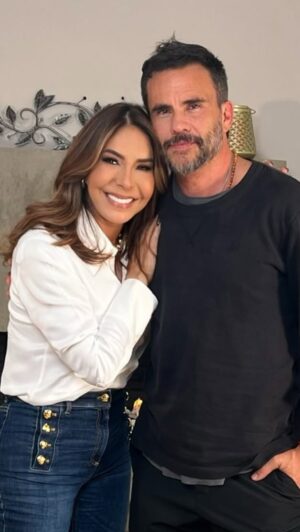 Viviana Gibelli Instagram - Este episodio deben verlo hombres y mujeres. ‼️ LA VULNERABILIDAD en el HOMBRE no le resta masculinidad, por el contrario, los fortalece. 

Esta conversación maravillosa con @juanpabloraba se que la compartirás a todos tus amigos. Porque "LOS HOMBRES SI LLORAN"

Ya disponible en mi canal, Viviana Gibelli Tv.

Presentado por:
@lainternacionaldeseguros 
@digitel412 
@tradiciondellanonna 
@distrilabve 
@amacorpca 
@maraplus.ve 
@empirekeeway 
@wyndhamgardenmiamiairport
@barocho.ccs 
@viajeshumboldt 

#vivianagibellitv #juanpabloraba #loshombressilloran #vivianagibelli #saludmental