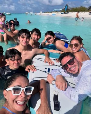 Viviana Gibelli Instagram - Desde que era niña, la playa siempre ha sido mi lugar feliz. Creo que mis mejores recuerdos en familia han sido siempre cerca del mar.

Hoy sigo sumando momentos… 

Chapuzones, pescadito frito, sobrinos, atardeceres, sobrinos nietos, risas, abrazos, conversas, recuerdos y ese mar… 

Regresar a la posada con el atardecer, la sal pegada al cuerpo y el cabello enredado… 

Agradeciendo cada segundo. 

Así mi día… Lo comparto con ustedes…

#aranzaysebastian  #lomejordemividaas