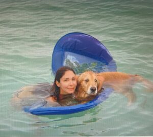 Viviana Gibelli Instagram - Hoy ordenando fotos en la compu me apareció esta belleza de recuerdo!!! 

Fue en Morrocoy, unos cuantos añitos atrás…

El es Brandom mi primer Golden, mi amigo por 13 años. No se pelaba una playa 😂🏝️ Lo recuerdo nadando entre las lanchas y cuando estaba cansado se montaba conmigo en el flotador 🛟 y podía estar todo el día feliz allí. Te extraño vale!!!

Pero más extraño a quien encontré junto a nosotros en estas fotos del viaje: a mi PAPÁ Caray viejo ya van 14 años sin ti… Ahora entiendo tanto cuando me decías que el mejor regalo era pasar tiempo con tus hijos. 

Otro día les muestro el chorro de fotos que he rescatado y he devuelto a mi memoria ❤️

#TBT