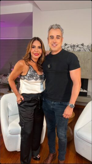 Viviana Gibelli Instagram - ESTRENO‼️ Ya disponible 
 
  JORGE ENRIQUE ABELLO‼️

Desde Bogotá, un encuentro profundo e íntimo con el querido actor @jeabello 

El duelo, el amor, la verdadera belleza, La vida… Te espero en mi canal, Viviana Gibelli TV. Link en mi perfil 👆🏻

Y recuerda Suscribirte, comentar y compartir.

Presentado por:

@lainternacionaldeseguros 
@digitel412 
@tradiciondellanonna 
@distrilabve 
@empirekeeway 
@amacorpca 
@maraplus.ve 
@barocho.ccs 
@viajeshumboldt 

Agradecimiento especial a @laserairlinesoficial ✈️ Con ellos la vida siempre es un buen viaje 

#vivianagibellitv #jorgeenriqueabello #bettylafea #bogota