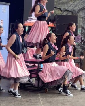 Viviana Gibelli Instagram - Domingo gaitero ❤️ con mis Costillas

Hoy los llevo tras bastidores ➡️ Acompáñame…

@gaitaswashington @aranzaakinin  @sebasakinin 

#aranzaysebastian  #lomejordemividaas #mamagaitera #festivaldegaitas