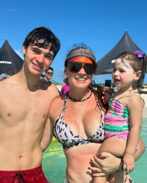 Viviana Gibelli Instagram - Desde que era niña, la playa siempre ha sido mi lugar feliz. Creo que mis mejores recuerdos en familia han sido siempre cerca del mar.

Hoy sigo sumando momentos… 

Chapuzones, pescadito frito, sobrinos, atardeceres, sobrinos nietos, risas, abrazos, conversas, recuerdos y ese mar… 

Regresar a la posada con el atardecer, la sal pegada al cuerpo y el cabello enredado… 

Agradeciendo cada segundo. 

Así mi día… Lo comparto con ustedes…

#aranzaysebastian  #lomejordemividaas