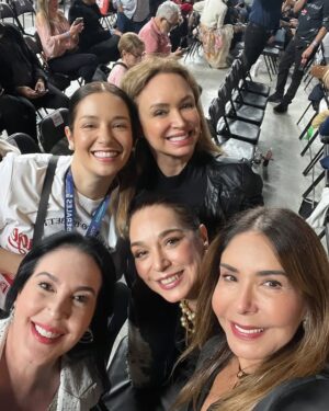 Viviana Gibelli Instagram - Un resumen de una noche mágica con @andreabocelliofficial 

Bravo!!! @nellaoficial  Tu voz fue otro regalo para todos. 

Nuestra Orquesta Sinfónica Simón Bolivar junto a Bocelli y un público que valoró este momento y quería más 👏👏👏

Mis Costillas?? Claro que me acompañaron…  Y yo feliz!!! Saben que esta música me conecta con su abuelo. Como pensé en ti papi. Te dediqué Nessun Dorma ❤️

Muy buena organización y espectáculo @invershow  @mitickera @grupotuandamio 

#andreabocelli