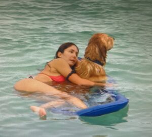 Viviana Gibelli Instagram - Hoy ordenando fotos en la compu me apareció esta belleza de recuerdo!!! 

Fue en Morrocoy, unos cuantos añitos atrás…

El es Brandom mi primer Golden, mi amigo por 13 años. No se pelaba una playa 😂🏝️ Lo recuerdo nadando entre las lanchas y cuando estaba cansado se montaba conmigo en el flotador 🛟 y podía estar todo el día feliz allí. Te extraño vale!!!

Pero más extraño a quien encontré junto a nosotros en estas fotos del viaje: a mi PAPÁ Caray viejo ya van 14 años sin ti… Ahora entiendo tanto cuando me decías que el mejor regalo era pasar tiempo con tus hijos. 

Otro día les muestro el chorro de fotos que he rescatado y he devuelto a mi memoria ❤️

#TBT