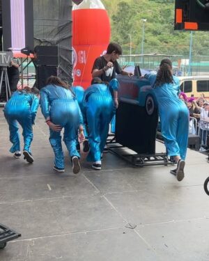 Viviana Gibelli Instagram - Domingo gaitero ❤️ con mis Costillas

Hoy los llevo tras bastidores ➡️ Acompáñame…

@gaitaswashington @aranzaakinin  @sebasakinin 

#aranzaysebastian  #lomejordemividaas #mamagaitera #festivaldegaitas