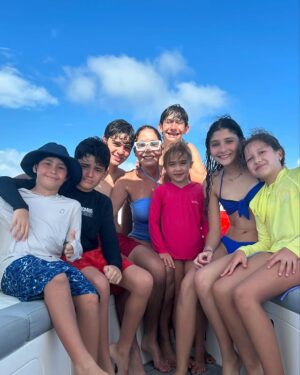 Viviana Gibelli Instagram - Desde que era niña, la playa siempre ha sido mi lugar feliz. Creo que mis mejores recuerdos en familia han sido siempre cerca del mar.

Hoy sigo sumando momentos… 

Chapuzones, pescadito frito, sobrinos, atardeceres, sobrinos nietos, risas, abrazos, conversas, recuerdos y ese mar… 

Regresar a la posada con el atardecer, la sal pegada al cuerpo y el cabello enredado… 

Agradeciendo cada segundo. 

Así mi día… Lo comparto con ustedes…

#aranzaysebastian  #lomejordemividaas