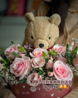 Vivien Yeo Instagram - 情人節快樂！❤️ 
今日是我坐完月後第一次出外吃飯，心情特別的好。整頓飯中，最讓我開心的應該就是能喝上一杯咖啡（嚴格來說，是幾口咖啡☕️）。咖啡真的是能瞬間提升心情的魔法飲品！💕💕
回家後，一進門就被驚喜包圍🥰，看到這美麗又可愛的花 小熊❤️❤️，幸福感滿滿！💕🥰🥰

最好的情人節禮物就是一家人齊齊整整，平安健康🩷

祝大家Happy Valentine's Day 💕