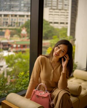 Vivien Yeo Instagram - 情人節快樂！❤️ 
今日是我坐完月後第一次出外吃飯，心情特別的好。整頓飯中，最讓我開心的應該就是能喝上一杯咖啡（嚴格來說，是幾口咖啡☕️）。咖啡真的是能瞬間提升心情的魔法飲品！💕💕
回家後，一進門就被驚喜包圍🥰，看到這美麗又可愛的花 小熊❤️❤️，幸福感滿滿！💕🥰🥰

最好的情人節禮物就是一家人齊齊整整，平安健康🩷

祝大家Happy Valentine's Day 💕