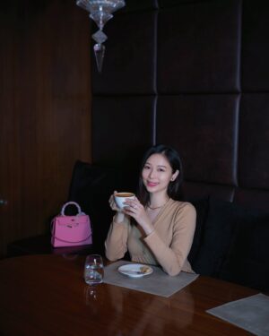 Vivien Yeo Instagram - 情人節快樂！❤️ 
今日是我坐完月後第一次出外吃飯，心情特別的好。整頓飯中，最讓我開心的應該就是能喝上一杯咖啡（嚴格來說，是幾口咖啡☕️）。咖啡真的是能瞬間提升心情的魔法飲品！💕💕
回家後，一進門就被驚喜包圍🥰，看到這美麗又可愛的花 小熊❤️❤️，幸福感滿滿！💕🥰🥰

最好的情人節禮物就是一家人齊齊整整，平安健康🩷

祝大家Happy Valentine's Day 💕