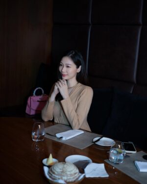 Vivien Yeo Instagram - 情人節快樂！❤️ 
今日是我坐完月後第一次出外吃飯，心情特別的好。整頓飯中，最讓我開心的應該就是能喝上一杯咖啡（嚴格來說，是幾口咖啡☕️）。咖啡真的是能瞬間提升心情的魔法飲品！💕💕
回家後，一進門就被驚喜包圍🥰，看到這美麗又可愛的花 小熊❤️❤️，幸福感滿滿！💕🥰🥰

最好的情人節禮物就是一家人齊齊整整，平安健康🩷

祝大家Happy Valentine's Day 💕