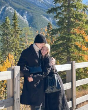 Wannarot Sonthichai Instagram - มีเธอให้หลงบ่อยแล้ว ไปไหนเลยไม่ค่อยดูทาง🌲🌲🌲#เฉียบบ🤣

#wwcouple #wwcoupleincanada #wfamily