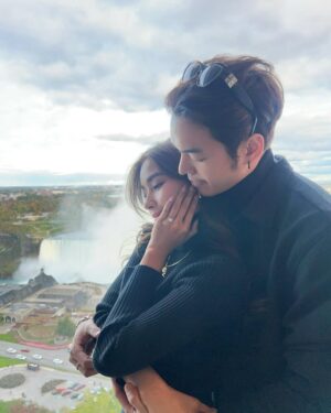Wannarot Sonthichai Instagram - Niagara Falls with @mac_waang ❤️
วิวดีงาม ร้านMorton's Grille อาหารอร่อยมากกก😍
#wwcoupleincanada
