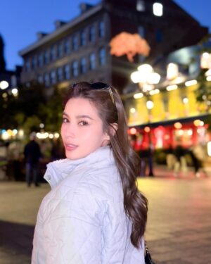 Wannarot Sonthichai Instagram - I walk you home. 
you walk me home.
.
.
.
so we are all just walking our home:) 🏠❤️👫
#wwcouple #wwcoupleincanada 
#montreal