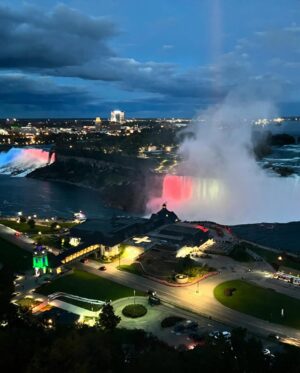 Wannarot Sonthichai Instagram - Niagara Falls with @mac_waang ❤️
วิวดีงาม ร้านMorton's Grille อาหารอร่อยมากกก😍
#wwcoupleincanada