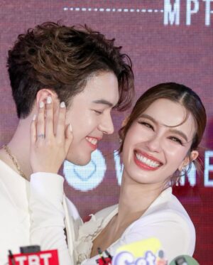 Wannarot Sonthichai Instagram - Working with my life partner❤️ @mac_waang 
พ่อไมโครเวฟของหนู:)
.
ขอบคุณทางผู้จัดงาน ขอบคุณหมอกลาง หมอต่อ @dermatige_aesthetics พี่ๆสื่อมวลชนทุกช่องทาง รวมถึงแฟนคลับทุกคนที่มาหามาให้กำลังใจคู่เราด้วยนะคะ ขอให้ทุกคนมีแต่ความสุขเช่นกันนะคะ🙏🏻💕