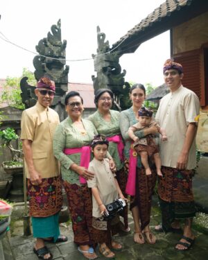 Westny Dj Instagram - AshkiaLo...Ne cening jani mesapuh-sapuh, apang ilang dakin liman ceninge, apang kedas cening ngisiang urip 🙏🏻

" agar segala kekotoran di tangan Sang Anak hilang, sehingga diharapkan bisa memegang kehidupan dengan tangan bersih."🙏🏻

We are so proud to have you KiaLo.. another powerful boy in our life❤️ that cute smile stays remain forever🥹

📸 : @rizkiiigs @dclsprojects @deachessals 
Baju kokoh : @ria.atelier 

#otonan #6bln #upacara #ceremony #boy #tradisibali