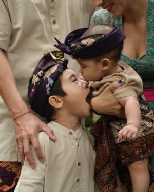 Westny Dj Instagram - AshkiaLo...Ne cening jani mesapuh-sapuh, apang ilang dakin liman ceninge, apang kedas cening ngisiang urip 🙏🏻

" agar segala kekotoran di tangan Sang Anak hilang, sehingga diharapkan bisa memegang kehidupan dengan tangan bersih."🙏🏻

We are so proud to have you KiaLo.. another powerful boy in our life❤️ that cute smile stays remain forever🥹

📸 : @rizkiiigs @dclsprojects @deachessals 
Baju kokoh : @ria.atelier 

#otonan #6bln #upacara #ceremony #boy #tradisibali