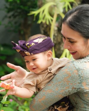 Westny Dj Instagram - AshkiaLo...Ne cening jani mesapuh-sapuh, apang ilang dakin liman ceninge, apang kedas cening ngisiang urip 🙏🏻

" agar segala kekotoran di tangan Sang Anak hilang, sehingga diharapkan bisa memegang kehidupan dengan tangan bersih."🙏🏻

We are so proud to have you KiaLo.. another powerful boy in our life❤️ that cute smile stays remain forever🥹

📸 : @rizkiiigs @dclsprojects @deachessals 
Baju kokoh : @ria.atelier 

#otonan #6bln #upacara #ceremony #boy #tradisibali