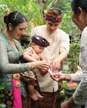 Westny Dj Instagram - AshkiaLo...Ne cening jani mesapuh-sapuh, apang ilang dakin liman ceninge, apang kedas cening ngisiang urip 🙏🏻

" agar segala kekotoran di tangan Sang Anak hilang, sehingga diharapkan bisa memegang kehidupan dengan tangan bersih."🙏🏻

We are so proud to have you KiaLo.. another powerful boy in our life❤️ that cute smile stays remain forever🥹

📸 : @rizkiiigs @dclsprojects @deachessals 
Baju kokoh : @ria.atelier 

#otonan #6bln #upacara #ceremony #boy #tradisibali